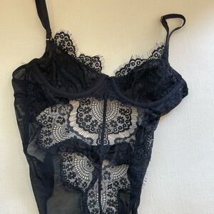 Aritzia babaton bodysuit